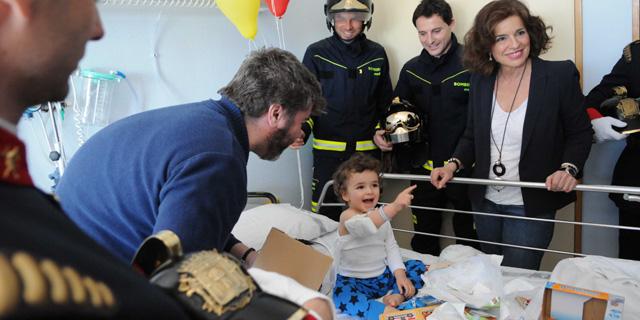 Botella celebra el día de los bomberos con los niños del Hospital de San Rafael