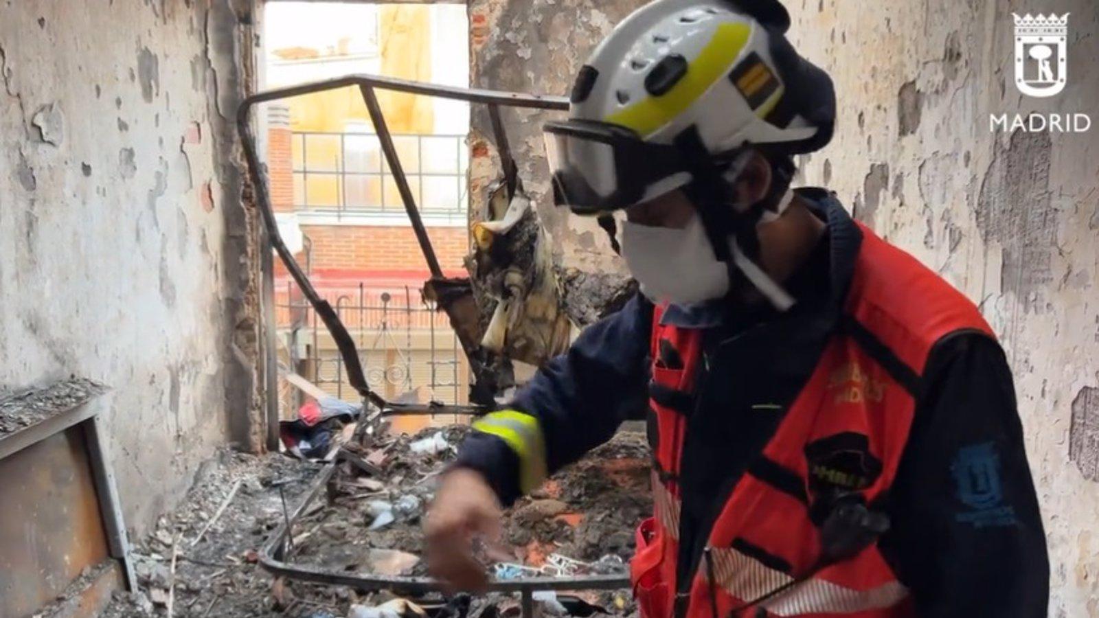 Aparatoso incendio en un último piso en un edificio de Tetuán sin víctimas