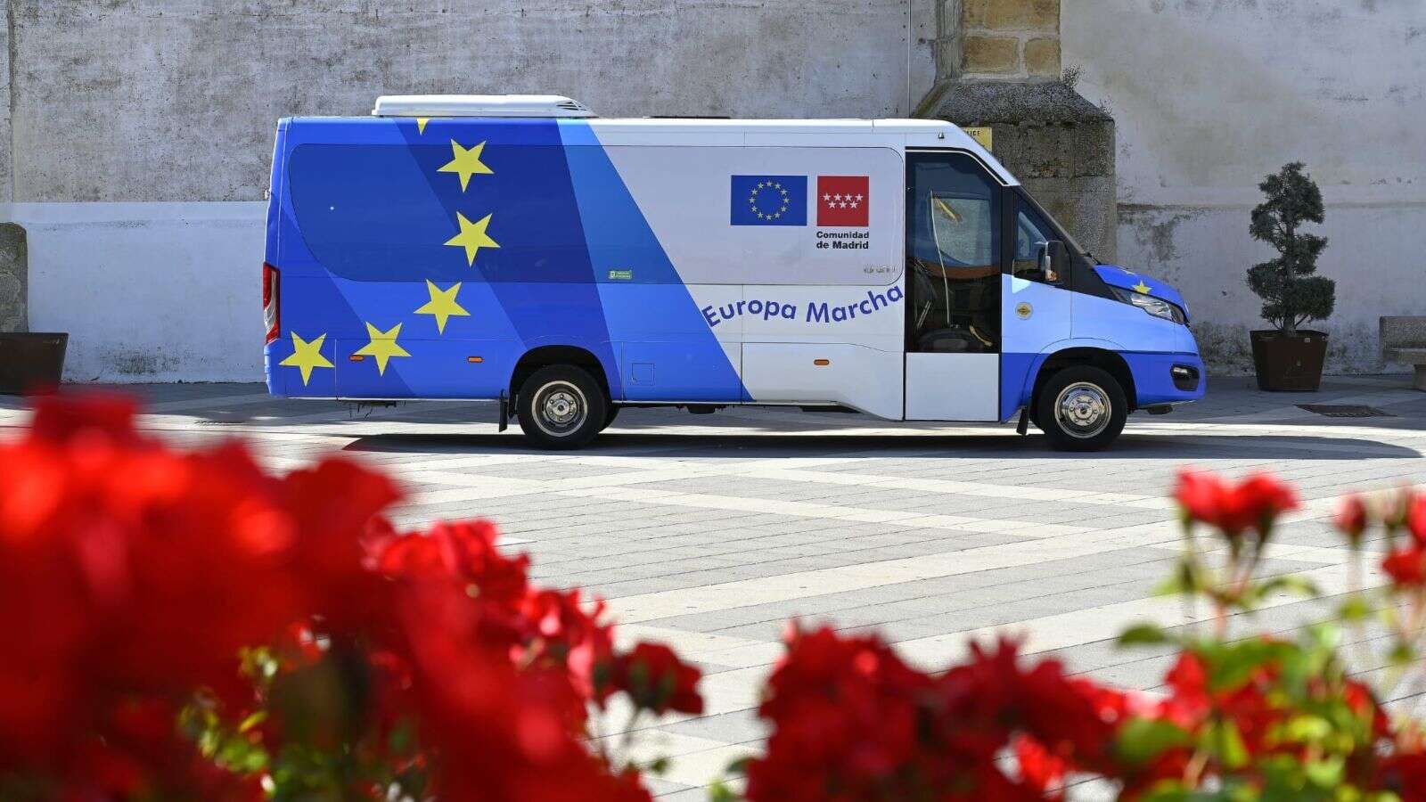 El minibús ‘Europa Marcha’ acerca la Unión Europea a 500 vecinos de 13 municipios madrileños
