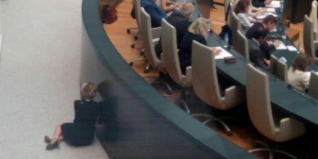 Esperanza Aguirre, pillada hablando por el móvil en el suelo durante el Pleno