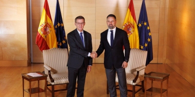 feijoo-abascal-reunen-congreso-pleno-cerco-politico-pp-vox