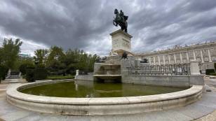 planes-familiares-en-madrid-visita-el-mirador-de-la-cornisa-del-palacio-real-y-disfruta-sus-vistas-1759986197