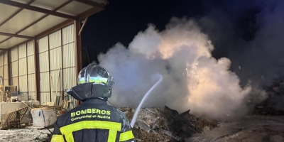 madrid-sucesos-confinado-incendio-parcela-reciclaje-madera