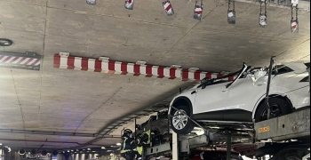 madrid-sucesos-bomberos-liberar-trailer-cargado-coches