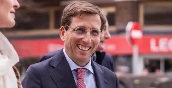 madrid-almeida-yuyu-colchonero-tocando-madera-adelanta