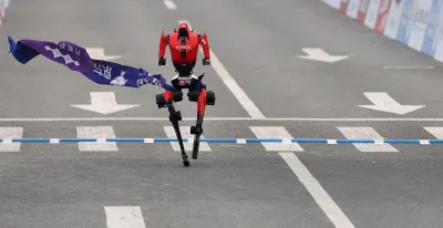 robot-humanoide-bate-record-mundo-media-maraton-pekin-50