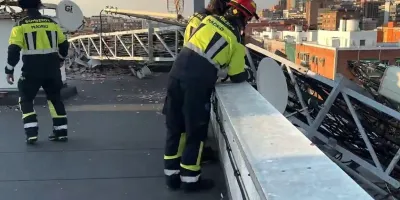 bomberos-retiran-antena-20-metros-cayo-edificio-calle-infanta