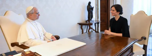 ayuso-entrega-libro-papa-valores-catolicos-pueblo-madrid