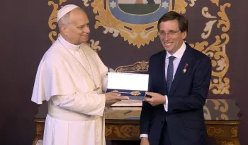 papa-almeida-entrega-leon-xiv-llave-oro-masiva-misa-corpus