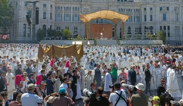 papa-leon-xiv-preside-procesion-corpus-christi-portando