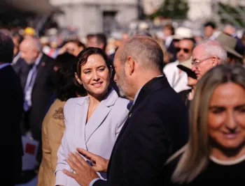 papa-ayuso-espana-abraza-jubilo-papa-todos-millon