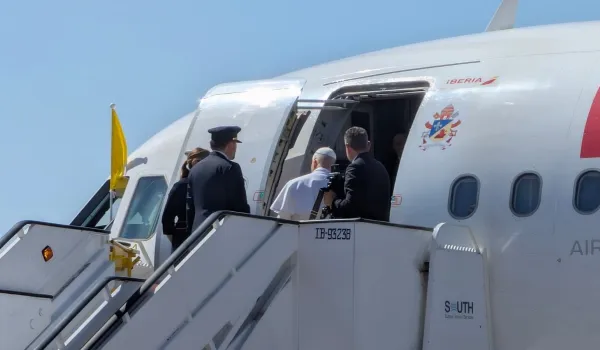 papa-el-papa-abandona-rumbo-barcelona-movilizar-4-dias