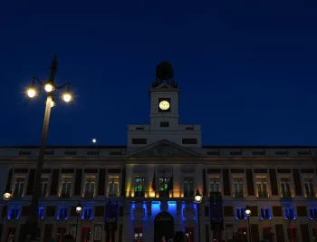 fachada-real-casa-correos-ilumina-colores-bandera-venezuela