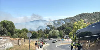 coche-arde-m-501-provoca-incendio-forestal-san-martin