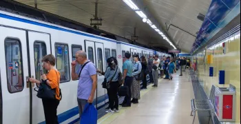 usuarios-lanzan-termo-madrid-denunciar-calor-vagones-linea-1