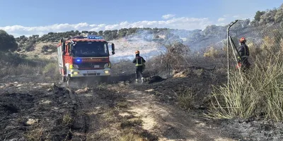 bomberos-controlan-incendio-depuradora-villamantilla