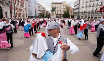 fiestas-agosto-bailan-ritmo-chotis-sena-identidad-castizo