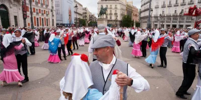 fiestas-agosto-bailan-ritmo-chotis-sena-identidad-castizo