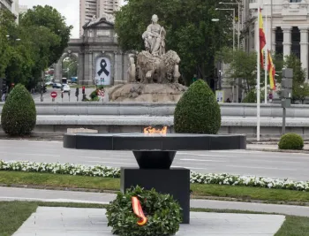 llama-memoria-victimas-pandemia-ardiendo-anos-despues