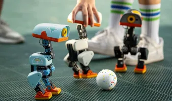 microduck-robot-forma-pato-hugging-face-canta-juega-futbol
