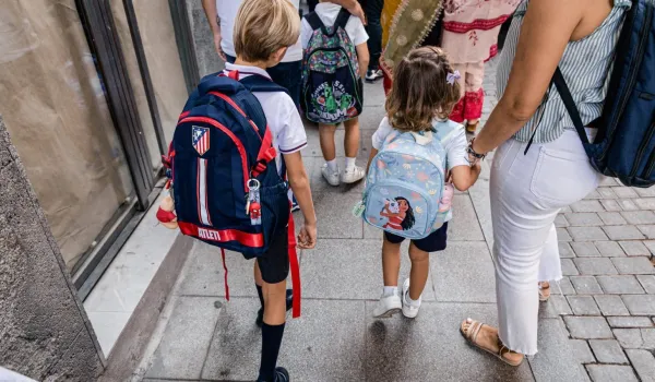 mochilas-nuevas-reencuentros-lagrima-vuelven-ninos