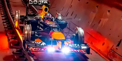 un-formula-1-de-red-bull-circula-por-las-vias-de-metro