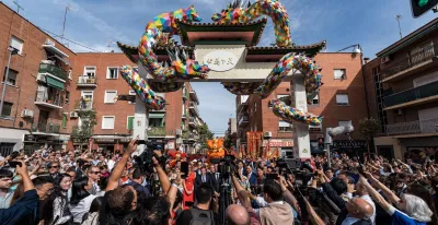 oso-dragones-abrazo-color-arco-chino-usera-une-cultura-barrio