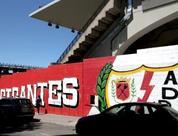 suspendido-rayo-athletic-vallecas-lanzamiento-bolas-aviones