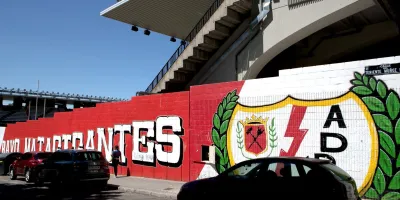 suspendido-rayo-athletic-vallecas-lanzamiento-bolas-aviones