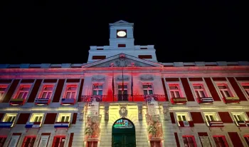 comunidad-ilumina-real-casa-correos-colores-bandera-espana