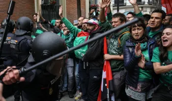 profesores-huelga-llevan-reivindicaciones-ayuso-escrache-acaba