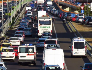la-dgt-obligara-a-abrir-un-carril-de-emergencias-en-atascos