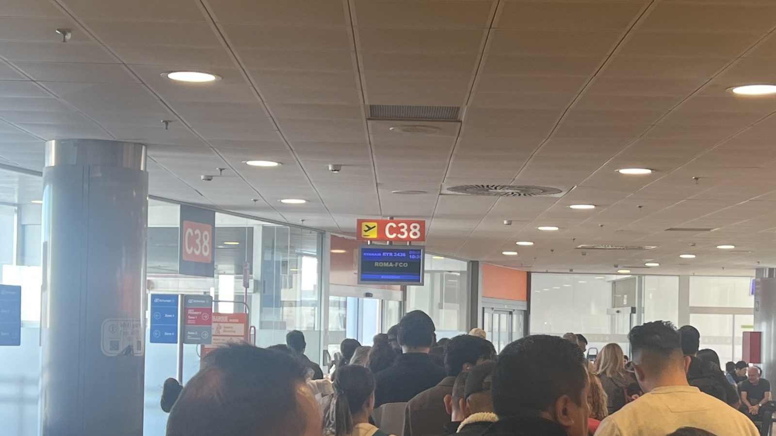 Pasajeros de Ryanair denuncian retrasos y cambios de puerta en Barajas hacia Roma Pasajeros de Ryanair denuncian retrasos y cambios de puerta en Barajas hacia Roma