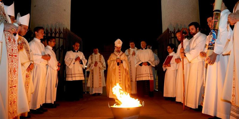 Cobo preside la Vigilia Pascual 2023 en la Catedral de la Almudena