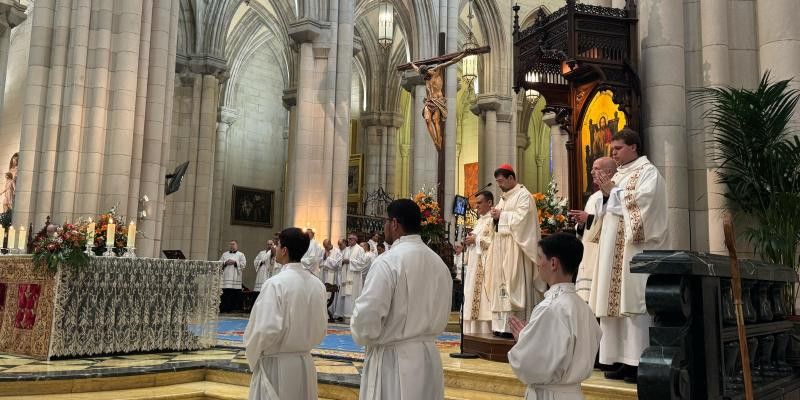 Miles de fieles rezan en la Almudena por el Papa Francisco tras su fallecimiento