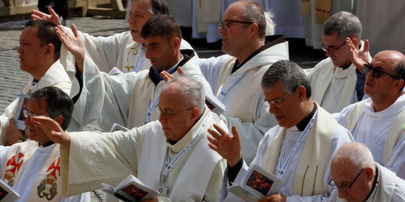 La catedral de la Almudena acoge una misa jubilar en honor a sacerdotes veteranos