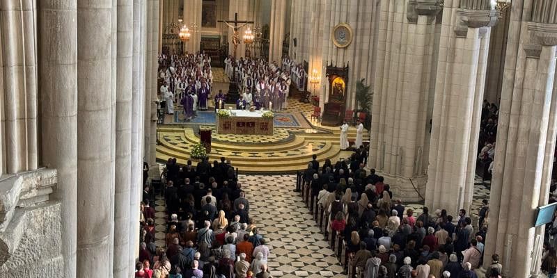 La catedral de la Almudena acoge emotiva misa funeral en honor al Papa Francisco