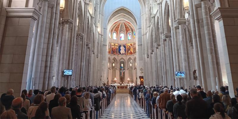 El cardenal Cobo regresa de Roma tras la elección del Papa León XIV