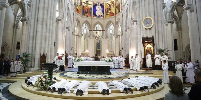 La Almudena acoge el sábado 24 la ordenación de once diáconos por el cardenal José Cobo