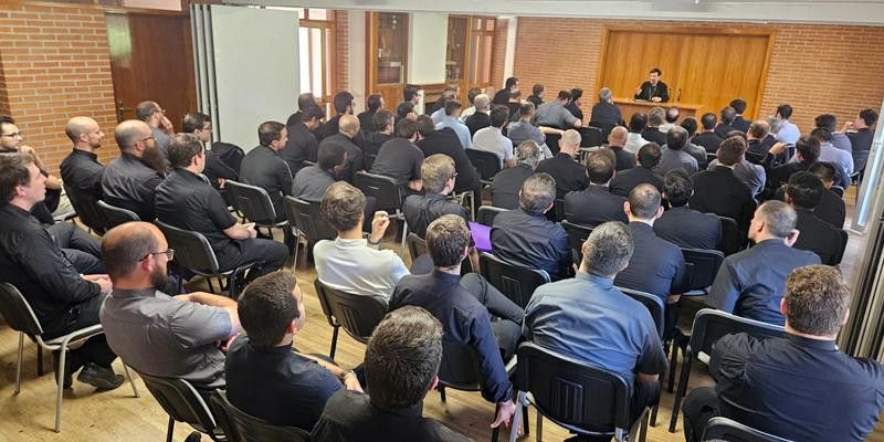 El cardenal Cobo mantiene un encuentro en Pozuelo con los sacerdotes jóvenes de la diócesis