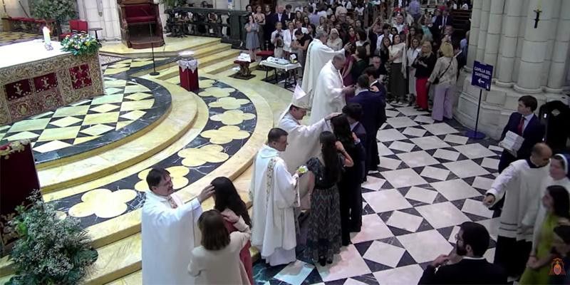 La catedral de la Almudena celebra confirmaciones con 103 jóvenes de Madrid