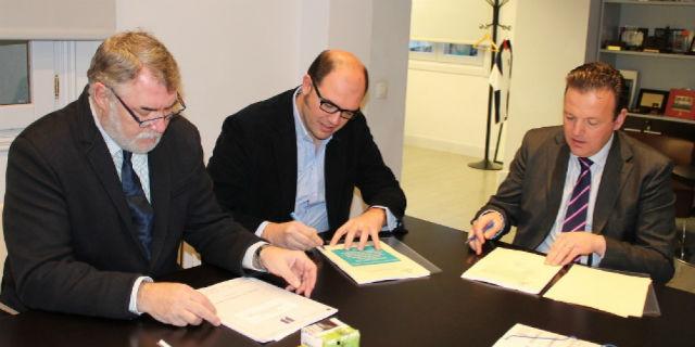 San Agustín firma el contrato para construir una piscina cubierta y un centro de raqueta