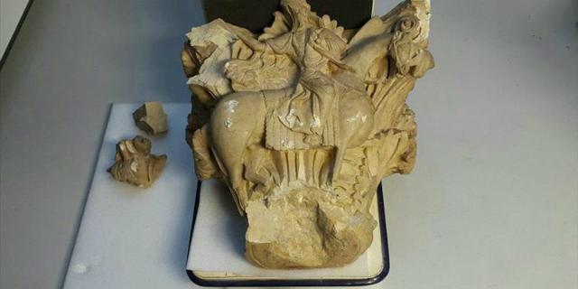 Caen dos capiteles románicos en el Museo Arqueológico sin causar daños