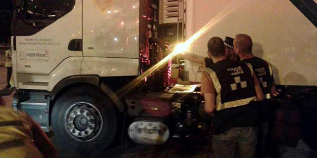 Muere al quedar atrapado entre la cabina del camión y el tráiler en Mercamadrid