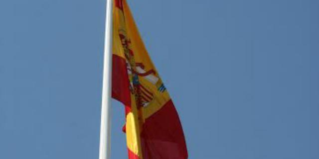 Desaparece la bandera de la rotonda ‘Primero de mayo' en Coslada
