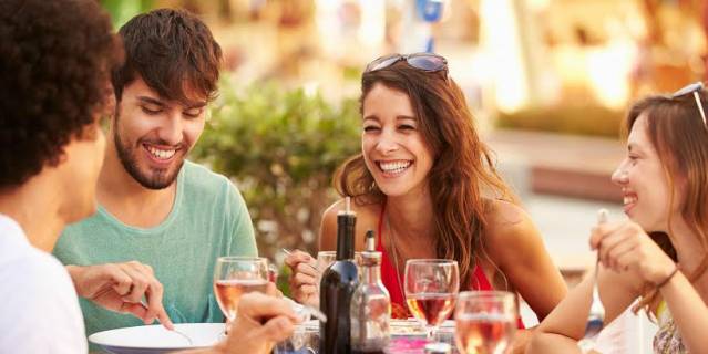 Los madrileños prefieren hablar en la mesa de religión antes que de economía y política 