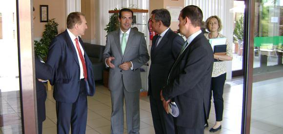 Salvador Victoria y Narciso de Foxá visitan la residencia Valle de la Oliva de Majadahonda