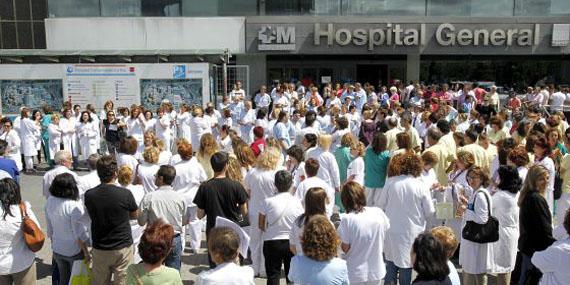 Unos 200 médicos secundan el tercer día de huelga en el Hospital La Paz