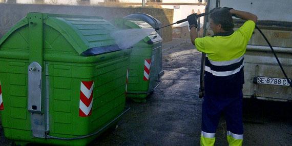 Limpieza de contenedores en Sevilla la Nueva
