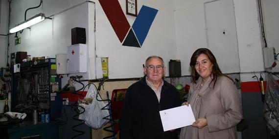 Campaña informativa en los talleres mecánicos sobre el tratamiento de residuos en Alcorcón